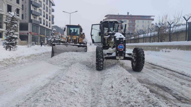 Ağrı Belediyesi Kar Temizleme Çalışmalarına Devam Ediyor