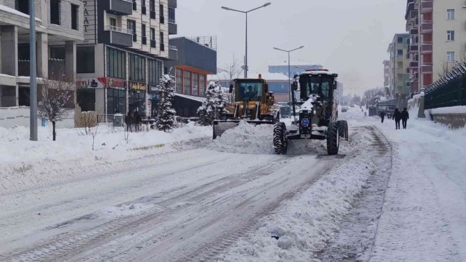 Ağrı Belediyesi Kar Temizleme Çalışmalarına Devam Ediyor