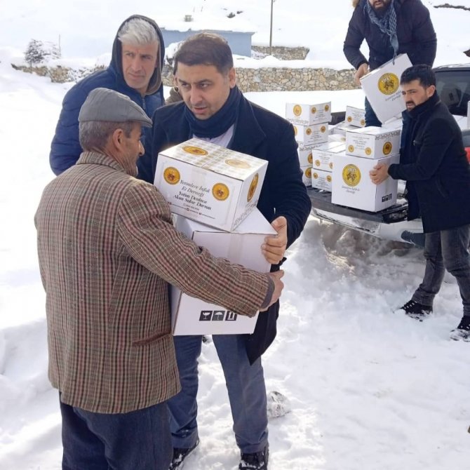 Başkan Sabırlı’dan 300 Aileye Gıda Kolisi, 400 Çocuğa Karne Hediyesi