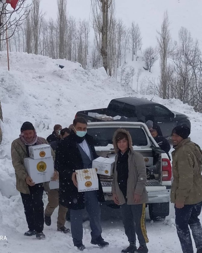 Başkan Sabırlı’dan 300 Aileye Gıda Kolisi, 400 Çocuğa Karne Hediyesi