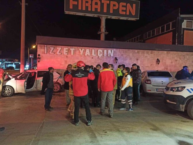 Akaryakıt İstasyonunda Lastik Kontrolü İçin Duran Araca Otomobil Çarptı: 2 Yaralı