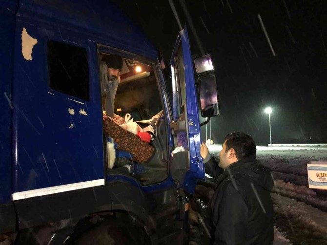 Amasya’da Yolda Mahsur Kalan Tır Sürücülerine Yardım