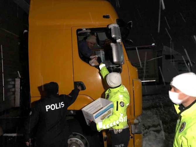 Amasya’da Yolda Mahsur Kalan Tır Sürücülerine Yardım