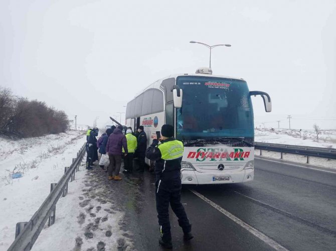 Mahsur Kalan Yolcuları Gölbaşı Belediyesi Ekipleri Kurtardı
