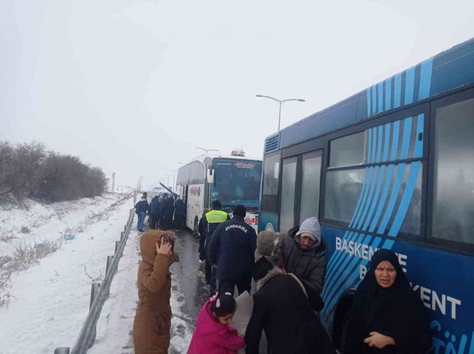 Mahsur Kalan Yolcuları Gölbaşı Belediyesi Ekipleri Kurtardı
