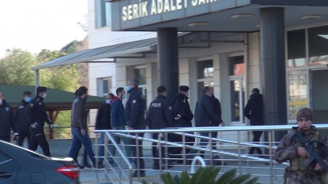 Emlak Zengini Kadının Cinayet Şüphelisi 6 Şahıs, Adliyeye Çıkartıldı