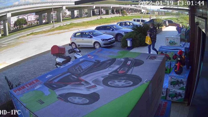 Mağazanın Üst Katından Çaldığı Ürünü Alt Katta İade Edip Parasını Aldı