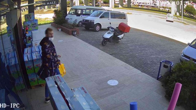 Mağazanın Üst Katından Çaldığı Ürünü Alt Katta İade Edip Parasını Aldı