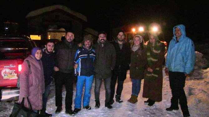 Artvin’de Camili Bölgesindeki Hasta Ve Öğretmenler Kar Esaretinden Kurtarıldı