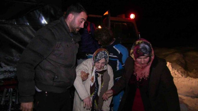 Artvin’de Camili Bölgesindeki Hasta Ve Öğretmenler Kar Esaretinden Kurtarıldı