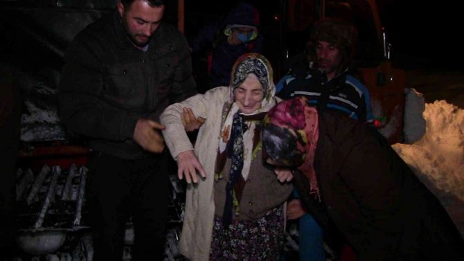 Artvin’de Camili Bölgesindeki Hasta Ve Öğretmenler Kar Esaretinden Kurtarıldı