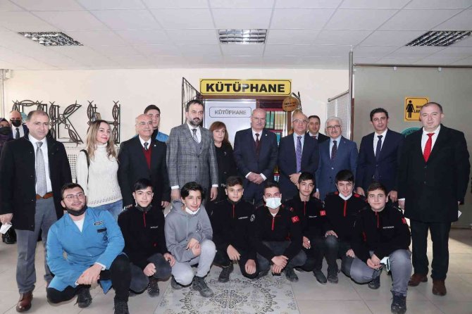 Ato’dan Hamisi Olduğu Gazi Mesleki Ve Teknik Anadolu Lisesi Kütüphanesi’ne Ziyaret