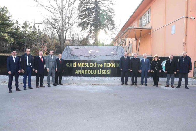 Ato’dan Hamisi Olduğu Gazi Mesleki Ve Teknik Anadolu Lisesi Kütüphanesi’ne Ziyaret