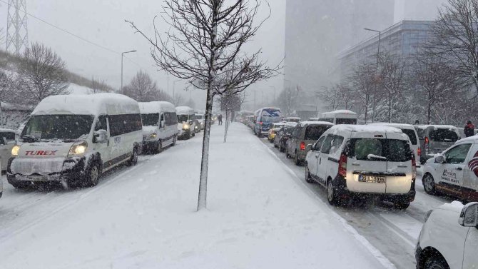 Karda Yolda Kalan Vatandaş Tepki Gösterdi: "İ̇stanbul Diyorlar, İ̇mamoğlu Diyorlar, Bu Hal Nedir"