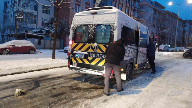Bağcılar’da Araçlar Yolda Kaldı