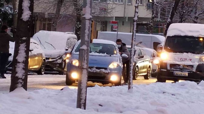 Bağcılar’da Araçlar Yolda Kaldı
