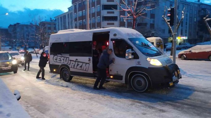 Bağcılar’da Araçlar Yolda Kaldı