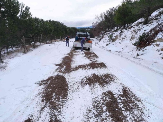 Burhaniye’de Kırsal Yollar Tuzlanıyor