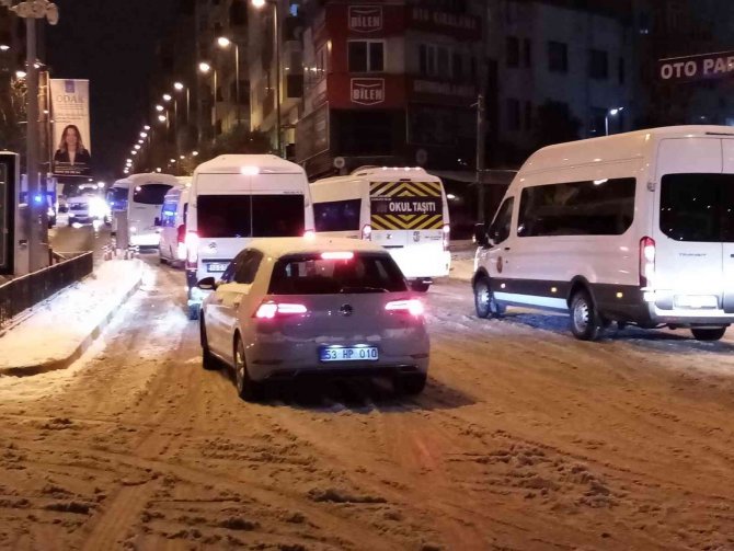 Bandırma’da Sabaha Karşı Başlayan Kar Yağışı Hayatı Olumsuz Etkiliyor