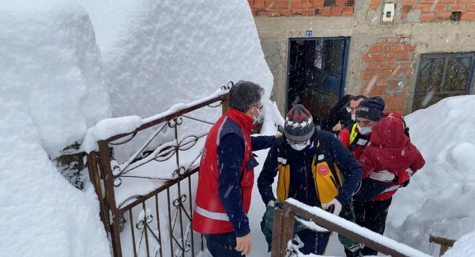 Kardan Yolu Kapanan Köydeki Hasta Çocuk İçin Tüm Ekipler Seferber Oldu