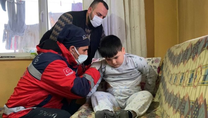 Kardan Yolu Kapanan Köydeki Hasta Çocuk İçin Tüm Ekipler Seferber Oldu