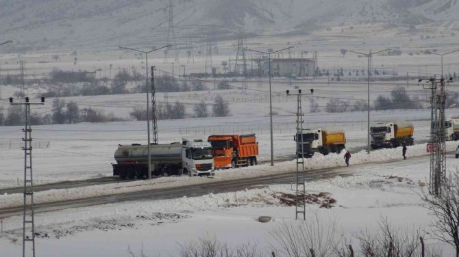 Batman’da Kayan Tır Yolu Ulaşıma Kapattı