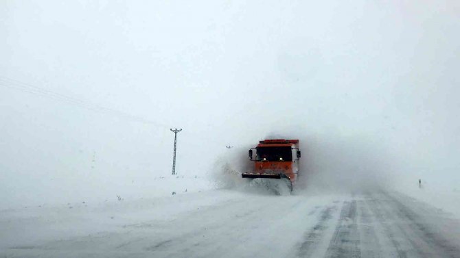 Bayburt’ta Kar, Tipi Ulaşımı Aksatıyor