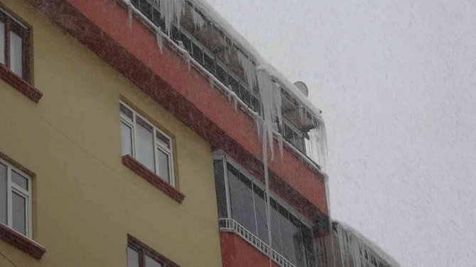 Bingöl’de Buz Sarkıtlarının Boyu 1 Metreyi Buldu