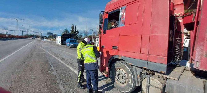 Burdur’da Yük Ve Yolcu Taşıyan Araç Sürücülerinin Dinlenme Sürelerini Denetledi