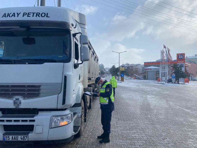 Burdur’da Yük Ve Yolcu Taşıyan Araç Sürücülerinin Dinlenme Sürelerini Denetledi