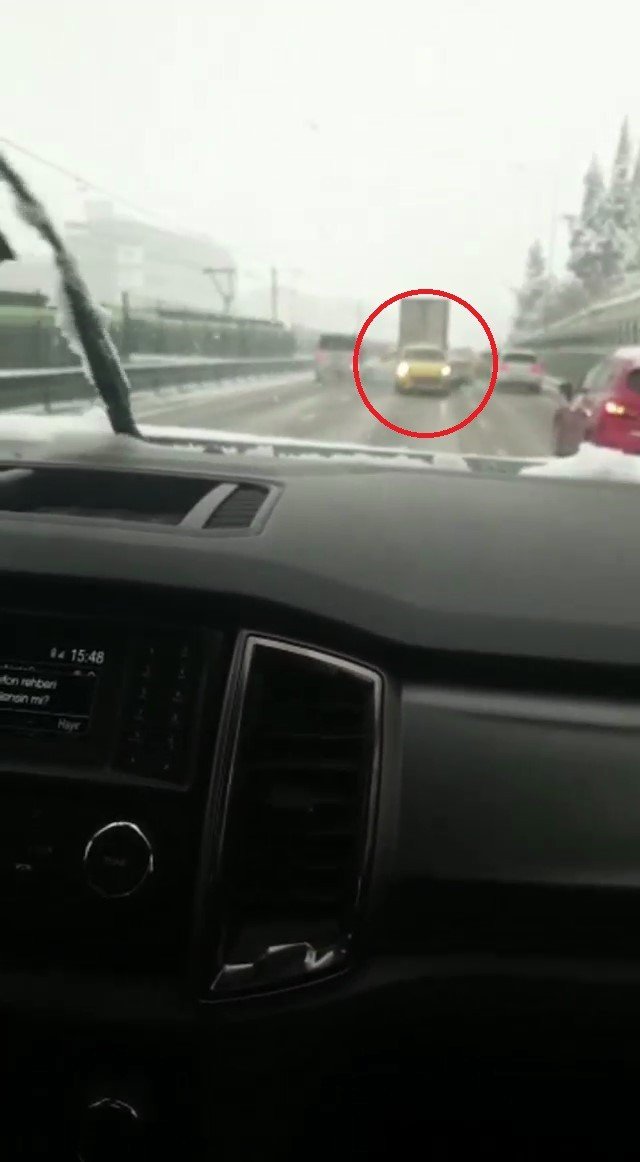Bursa’da Yollar Buz Pistine Döndü, Tedbirsiz Sürücüler Böyle Kaza Yaptı