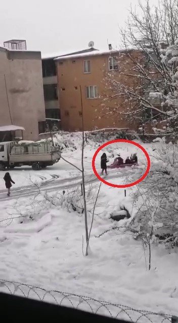 Bursa’da Yollar Buz Pistine Döndü, Tedbirsiz Sürücüler Böyle Kaza Yaptı