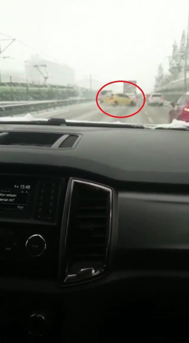 Bursa’da Yollar Buz Pistine Döndü, Tedbirsiz Sürücüler Böyle Kaza Yaptı