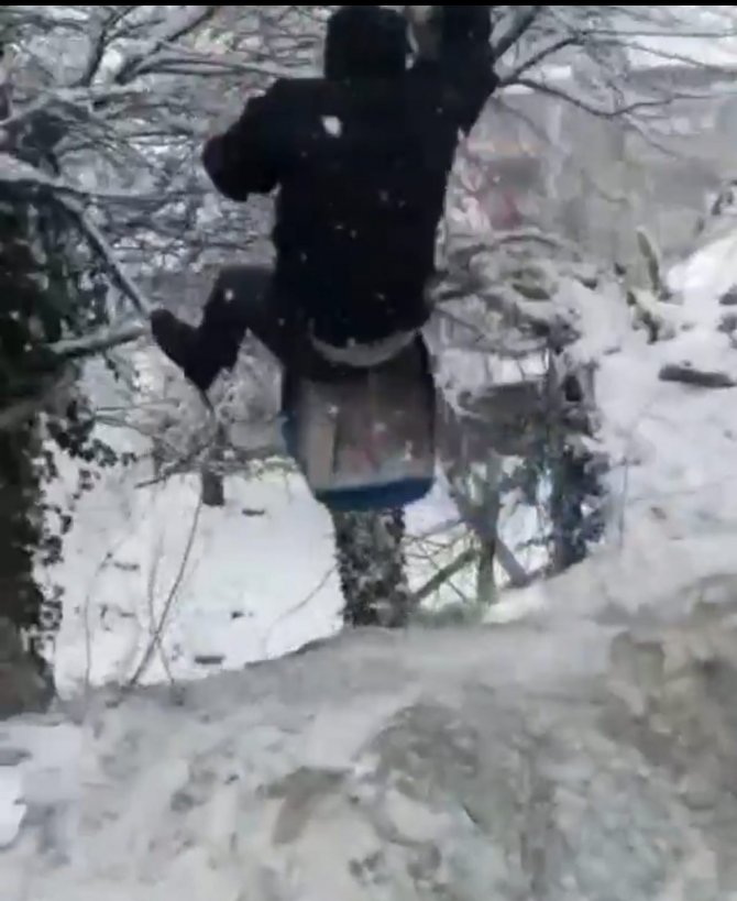 Kayarken 4 Metre Havalanarak Ağaca Böyle Çarptı