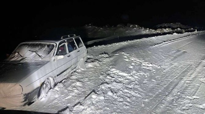 Karda Mahsur Kalan Biri Çocuk 4 Kişiye İ̇hlas Haber Ajansı Ulaştı