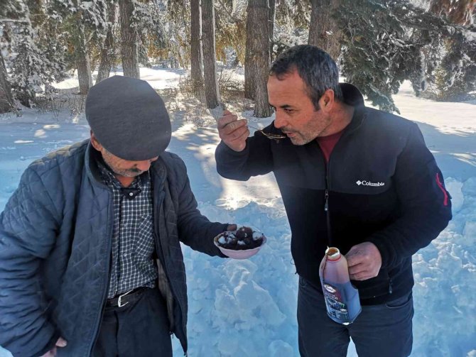 Çameli’de 2 Bin Rakımda Karlı Pekmez Keyfi
