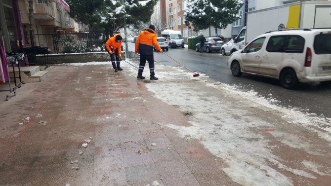 Darıca’da Ekipler Yolların Açık Kalması İçin Çalışıyor