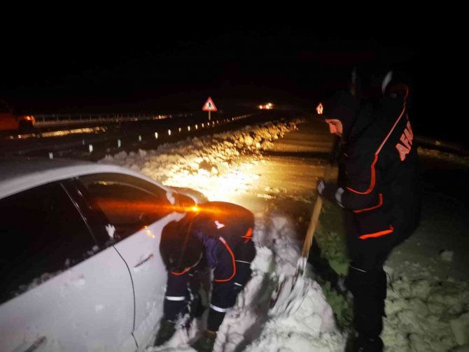 Diyarbakır-siverek Karayolunda Mahsur Kalan 49 Araç Kurtarıldı