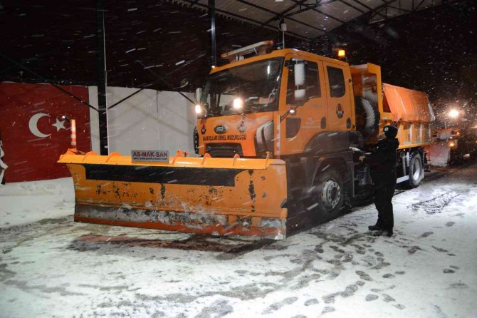 Diyarbakır-siverek Karayolunda Mahsur Kalan 49 Araç Kurtarıldı