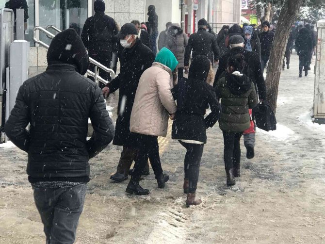 Elazığ’da Kar Yağışı Etkisini Sürdürüyor