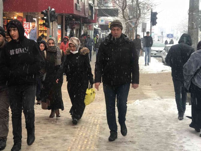 Elazığ’da Kar Yağışı Etkisini Sürdürüyor