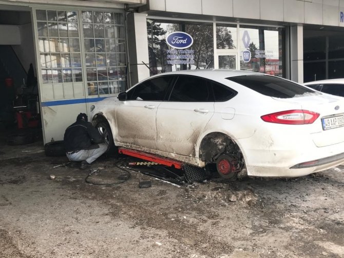 Elazığ’da Soğuklar Arttı, Ustalar Sürücülere Kış Bakımını Hatırlattı