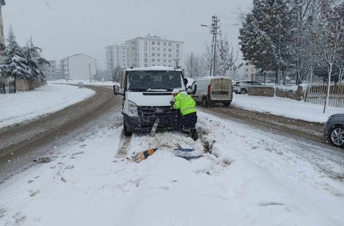 Elazığ’da Yolda Kalan Sürücülerin İmdadına Polis Ekipleri Koştu