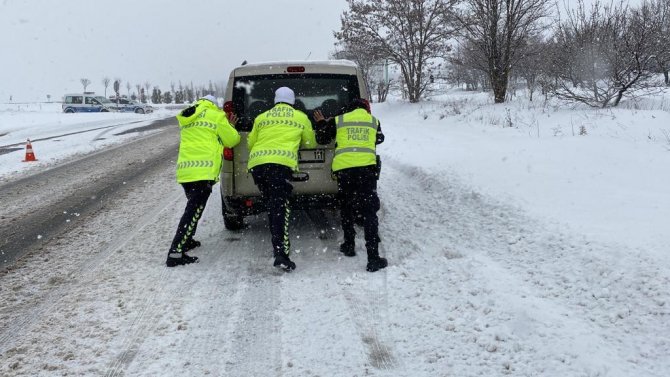 Elazığ’da Yolda Kalan Sürücülerin İmdadına Polis Ekipleri Koştu