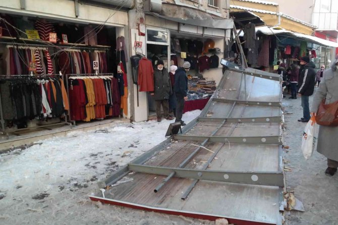 Kar Yığınını Taşıyamayan Tente Çöktü, 1 Kişi Yaralandı