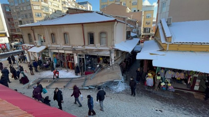 Kar Yığınını Taşıyamayan Tente Çöktü, 1 Kişi Yaralandı