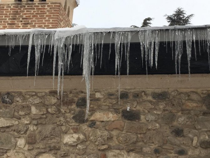Eskişehir’de Dondurucu Soğukların Ardından Tehlikeli Buz Sarkıtları