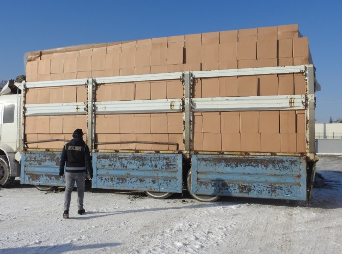 İ̇ki Kamyonda 15 Milyon Adet Makaron Ele Geçirildi, 2 Kişi Gözaltına Alındı