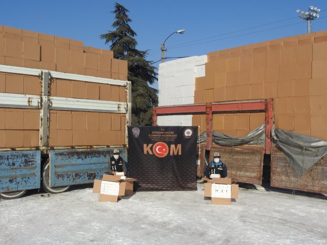 İ̇ki Kamyonda 15 Milyon Adet Makaron Ele Geçirildi, 2 Kişi Gözaltına Alındı