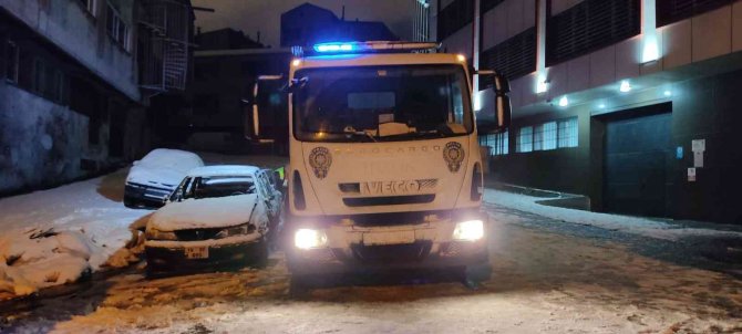Gaziosmanpaşa’da Yıllardır Park Halinde Olan Otomobil Yandı, İçerisinden Erkek Cesedi Çıktı
